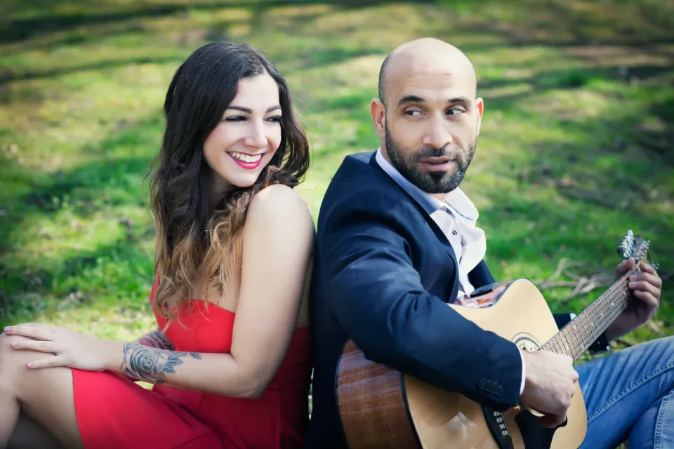 Hochzeitssängerin Linda singt bei eleganter Hochzeitsfeier.